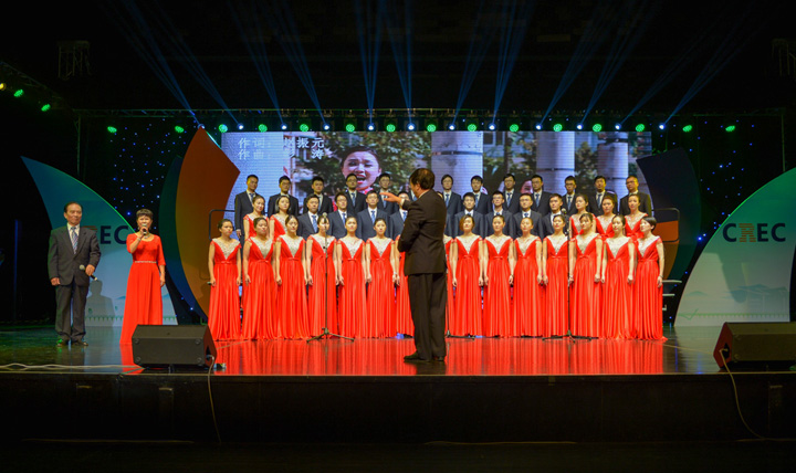 1493780152736911.jpg 黃美珍、魏明政與華東分院合唱團在高大陸的指揮下唱響新能源.jpg